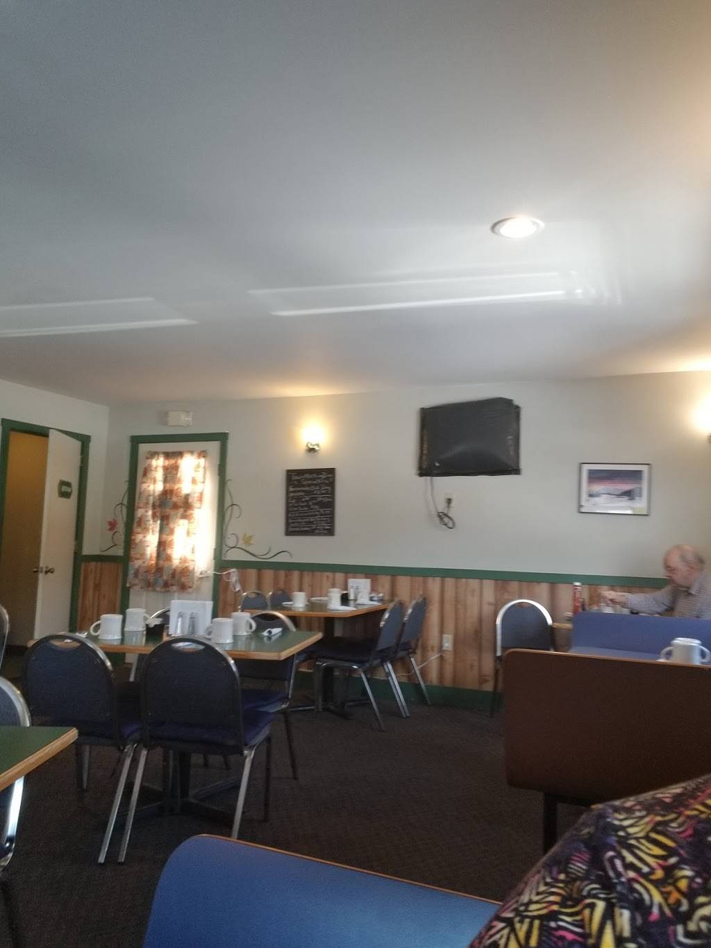 Papas Place | restaurant | 1948 VT-100, Eden, VT 05652, USA | 8026359319 OR +1 802-635-9319