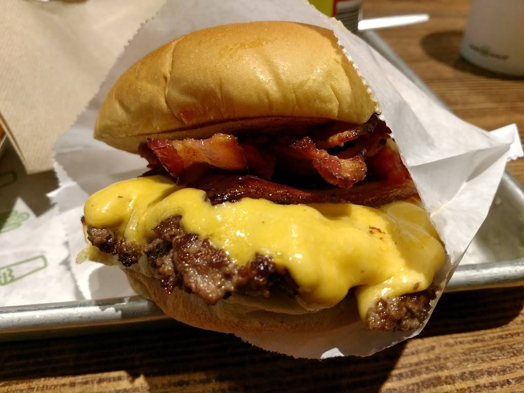 Shake Shack | meal takeaway | 10975 Oval Park Dr, Las Vegas, NV 89135, USA | 7029641025 OR +1 702-964-1025
