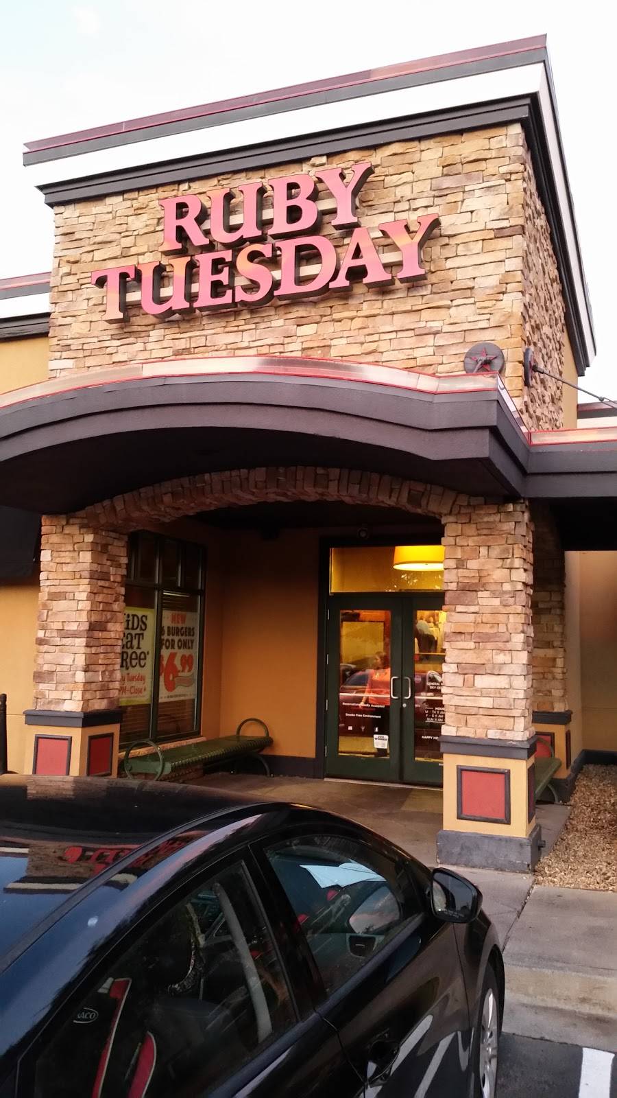 Ruby Tuesday | restaurant | 119 Industrial Park Dr, Smithfield, NC 27577, USA | 9199383640 OR +1 919-938-3640