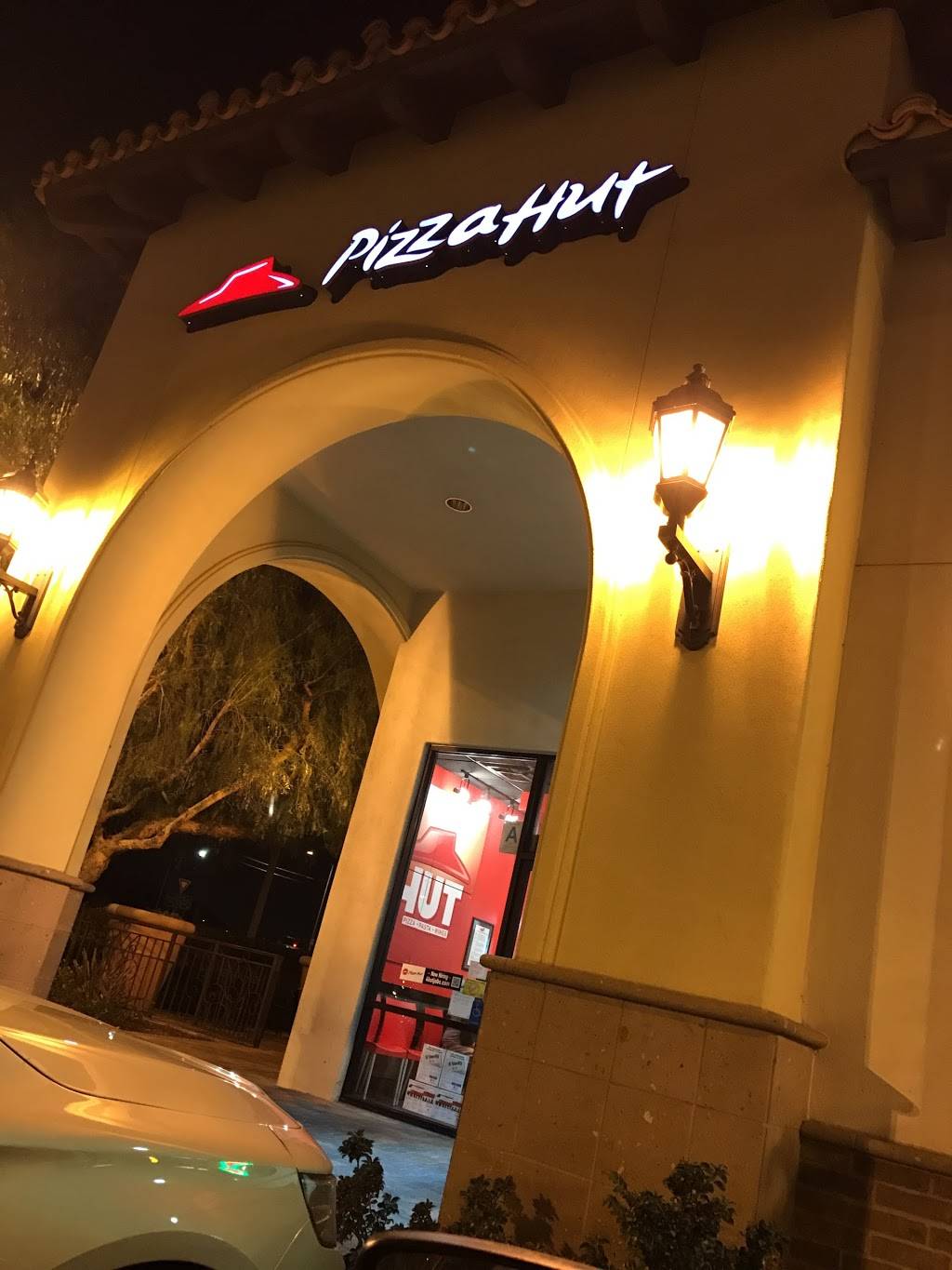 Pizza Hut | restaurant | 29607 The Old Rd, Castaic, CA 91384, USA | 6612574298 OR +1 661-257-4298