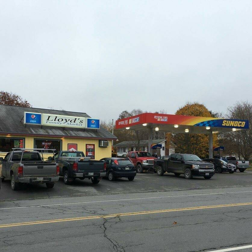 Lloyds Family Market | restaurant | 10 Gilman Falls Ave, Old Town, ME 04468, USA | 2078273701 OR +1 207-827-3701