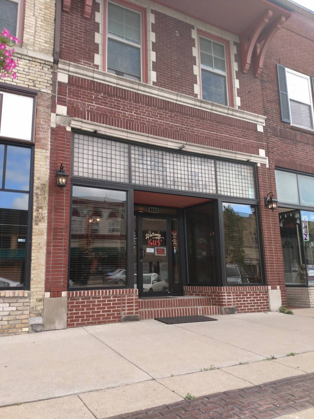 Gus Pizza Palace | restaurant | 139 W Main St, Whitewater, WI 53190, USA | 2624733562 OR +1 262-473-3562