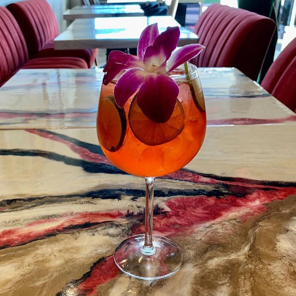 Trez Art and Wine Bar | restaurant | 920 Studemont St Suite #150, Houston, TX 77007, USA | 2815011788 OR +1 281-501-1788