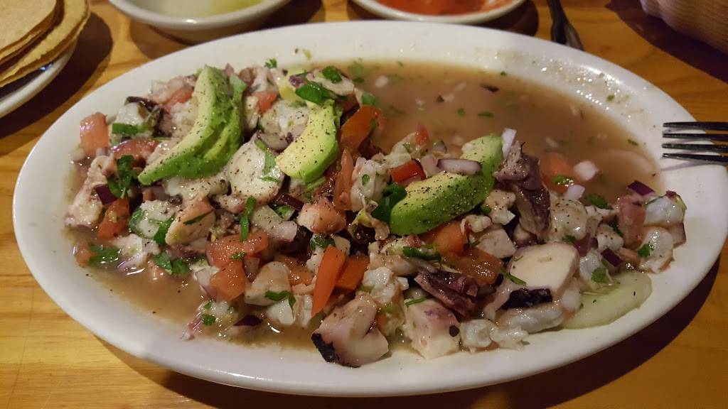 Tres Pesos Bar & Grill | restaurant | 2110, 100 W Woodlawn Rd, Charlotte, NC 28217, USA | 7045250710 OR +1 704-525-0710