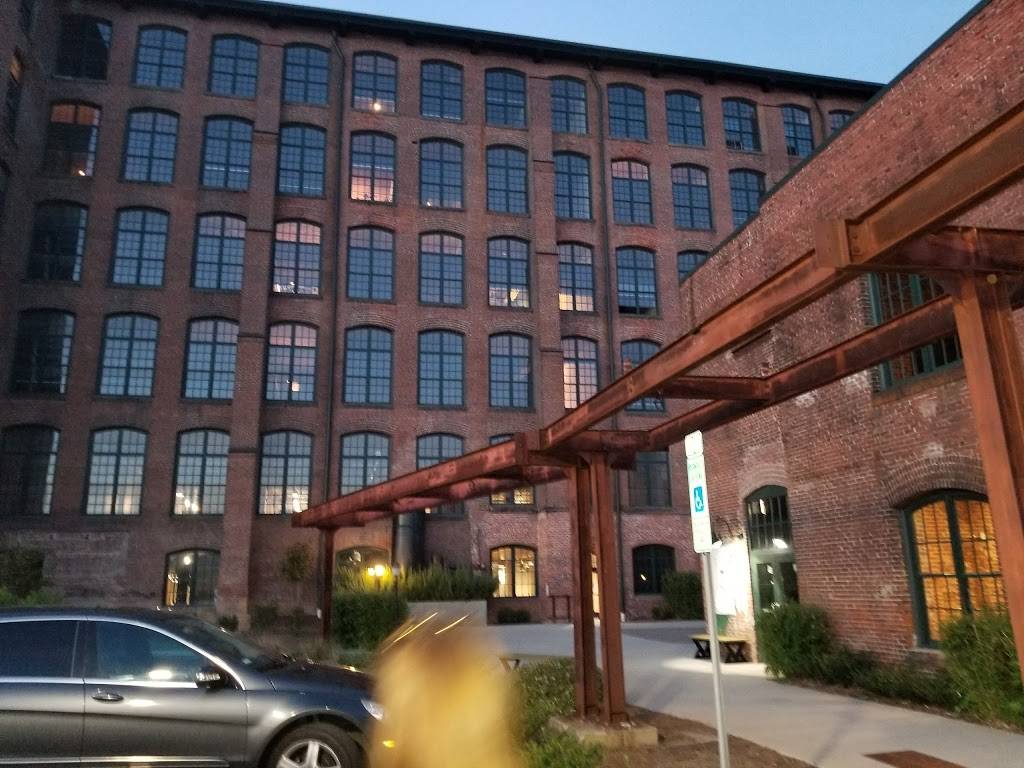 Growler USA - Gastonia | restaurant | 300 S Firestone St Suite 100Y, Gastonia, NC 28052, USA | 7042156202 OR +1 704-215-6202