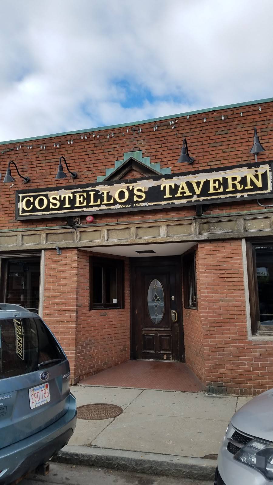 Costellos Tavern | restaurant | 723 Centre St, Jamaica Plain, MA 02130, USA | 6175229263 OR +1 617-522-9263