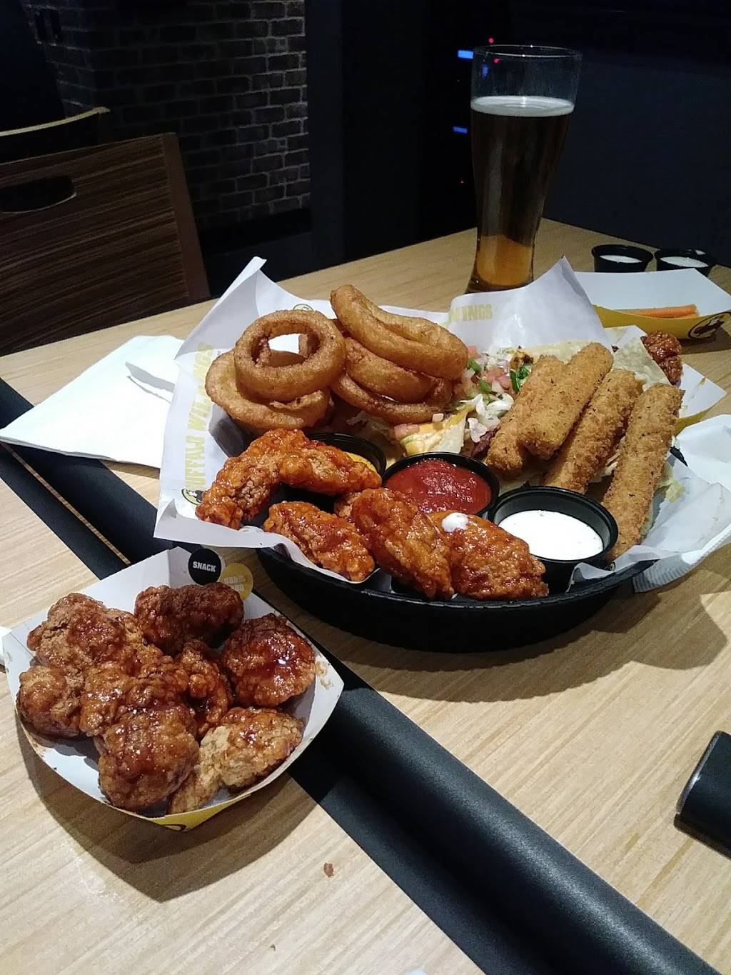 Buffalo Wild Wings | restaurant | 1988 N Main St, Salinas, CA 93906, USA | 8314492863 OR +1 831-449-2863