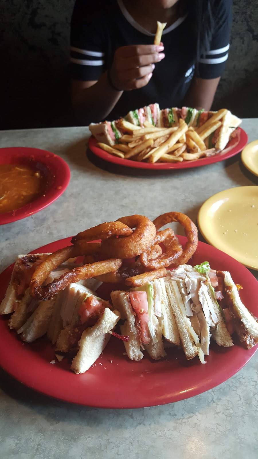 Round the Clock Highland | restaurant | 9010 Indianapolis Blvd, Highland, IN 46322, USA | 2199234546 OR +1 219-923-4546