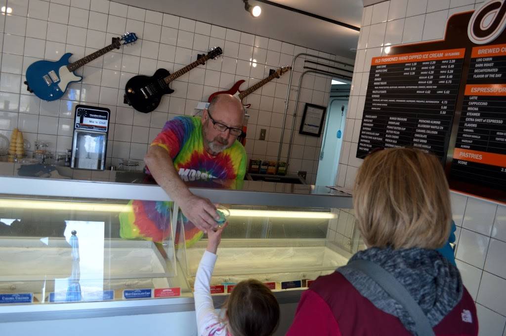 Moosies Ice Cream Parlor | meal takeaway | 301 N 8th St, Medford, WI 54451, USA | 7157484770 OR +1 715-748-4770