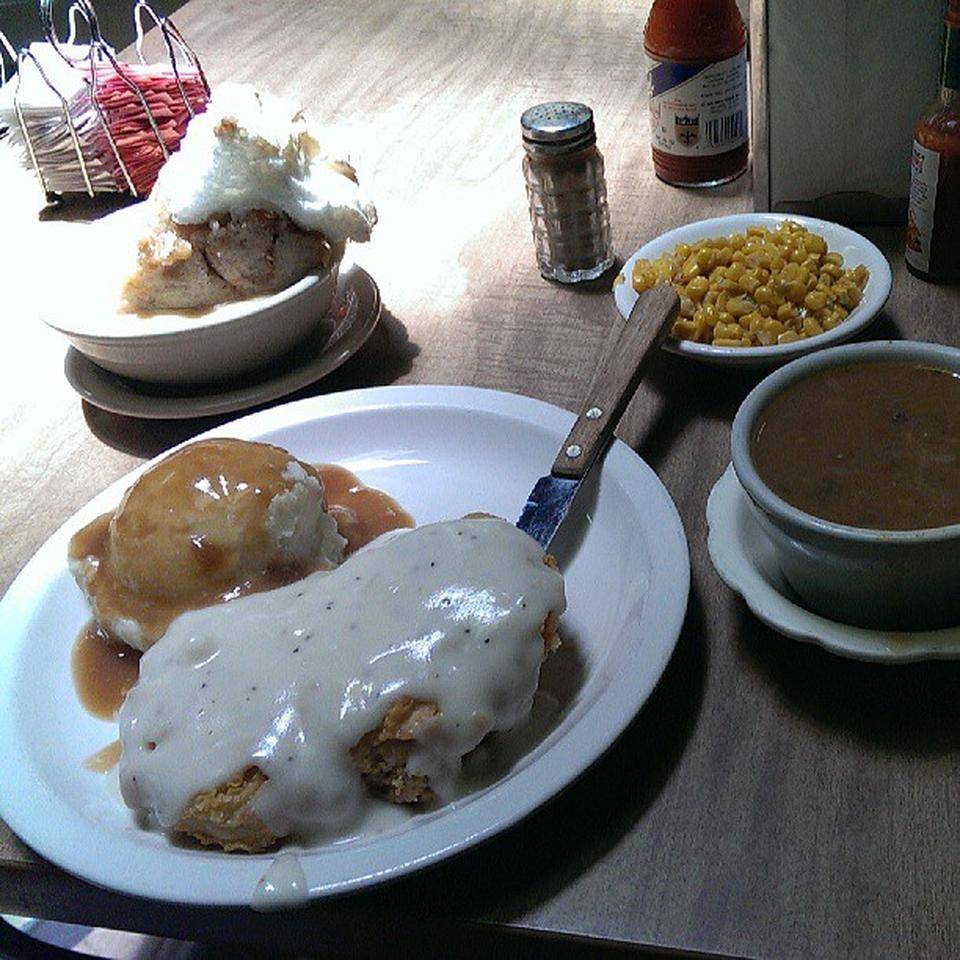 Victors Cafeteria | restaurant | 109 W Main St, New Iberia, LA 70560, USA | 3373699924 OR +1 337-369-9924