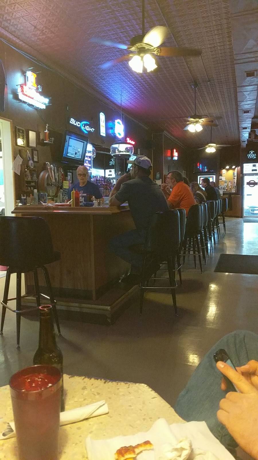 Topsys Bar & Grill | restaurant | 23 W Front St, El Paso, IL 61738, USA | 3095274338 OR +1 309-527-4338