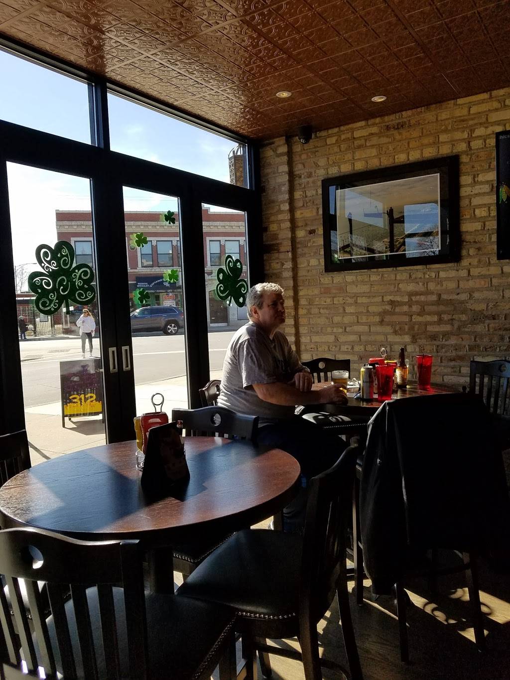 Crawfords Food & Spirits | restaurant | 3942 W School St, Chicago, IL 60618, USA | 7738532961 OR +1 773-853-2961