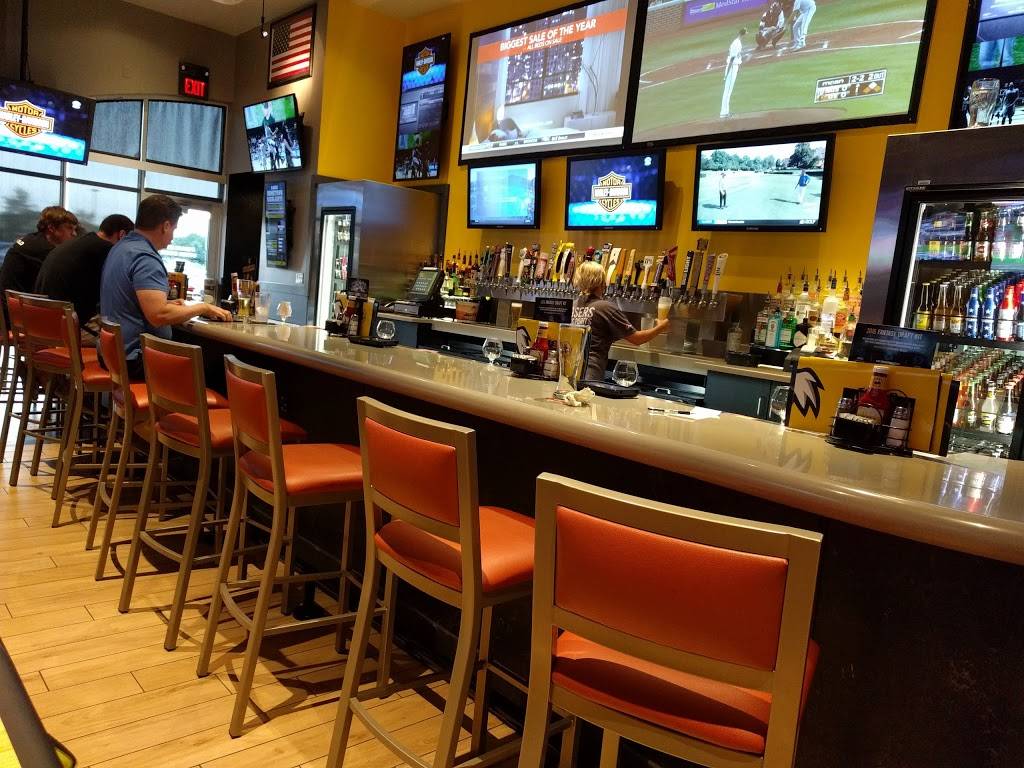 Buffalo Wild Wings | meal takeaway | 18425 Orchard Trail, Lakeville, MN 55044, USA | 9528982999 OR +1 952-898-2999