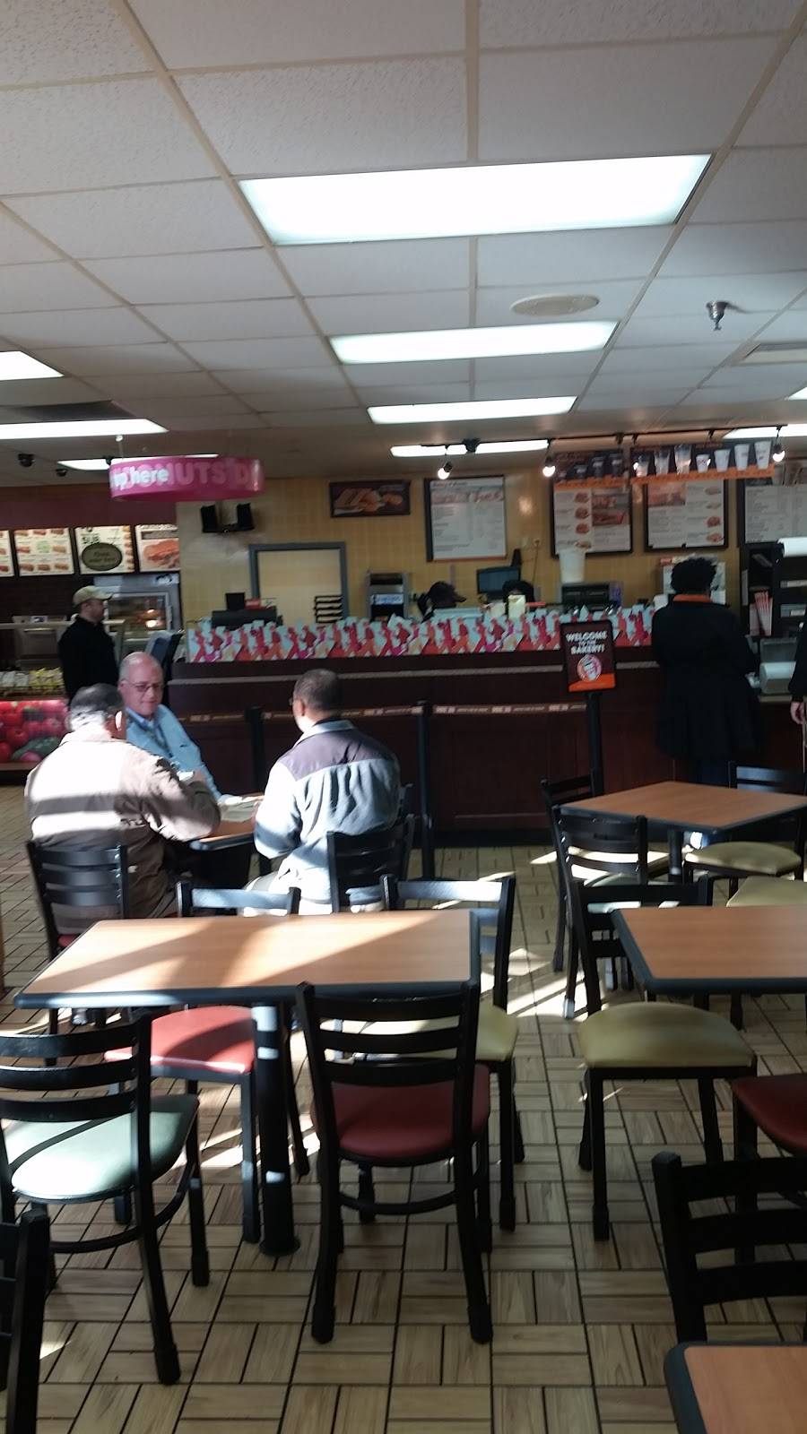 Dunkin | bakery | 1335 10th St SE Bldg 184, Washington, DC 20374, USA | 2028898800 OR +1 202-889-8800