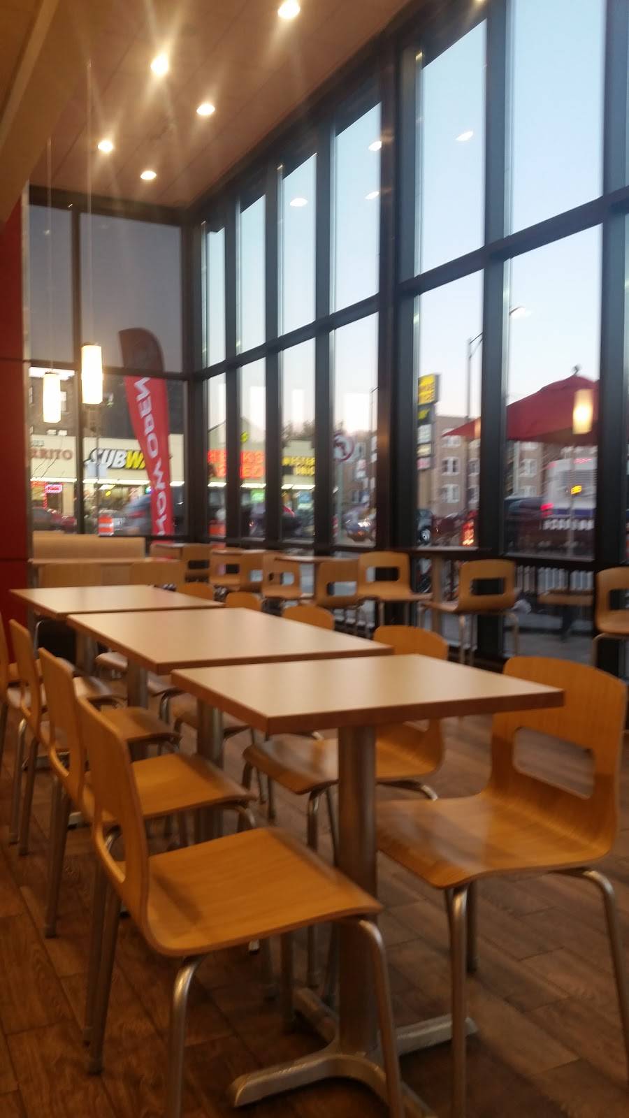 Wendys | restaurant | 3610 N Western Ave, Chicago, IL 60618, USA | 7735257368 OR +1 773-525-7368