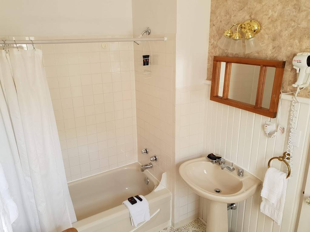 Hotel Carlyle & Restaurant | night club | 86 John St, Port Hope, ON L1A 2Z2, Canada | 9058855500 OR +1 905-885-5500