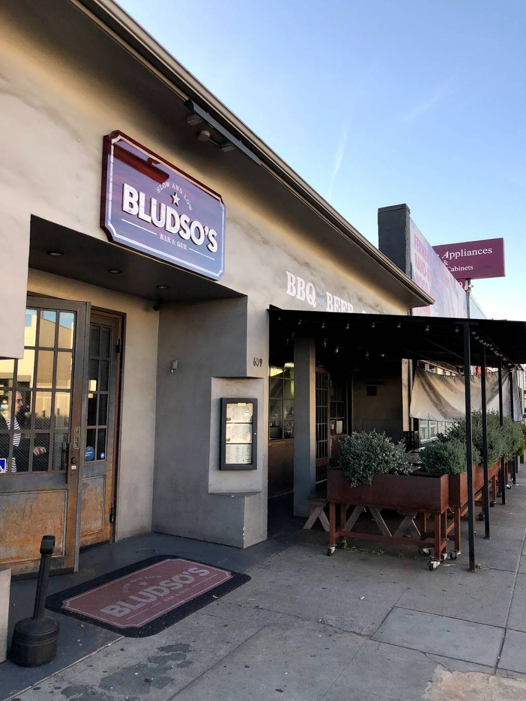 Bludsos Bar & Que | restaurant | 609 N La Brea Ave, Los Angeles, CA 90036, USA | 3239312583 OR +1 323-931-2583