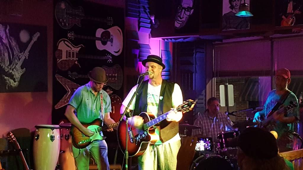 Clam Diggers Seafood | restaurant | 109 S Bridge St, Bedford, VA 24523, USA | 5405876727 OR +1 540-587-6727