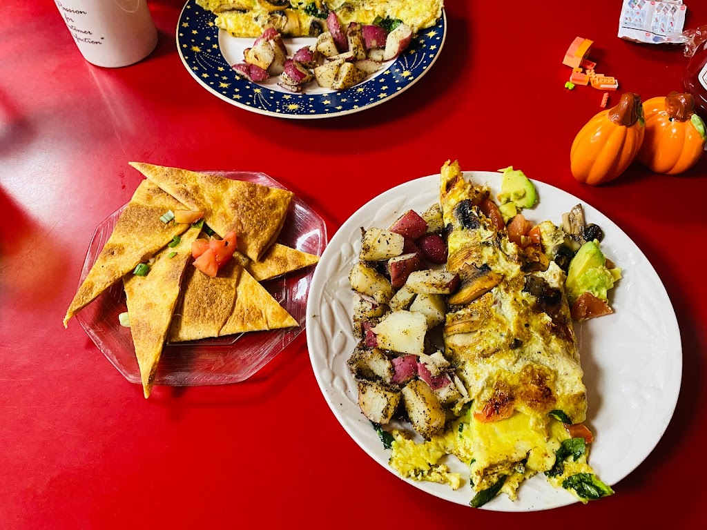 The Yolk Cafe | cafe | 825 Montauk Ave, New London, CT 06320, USA | 8604370898 OR +1 860-437-0898