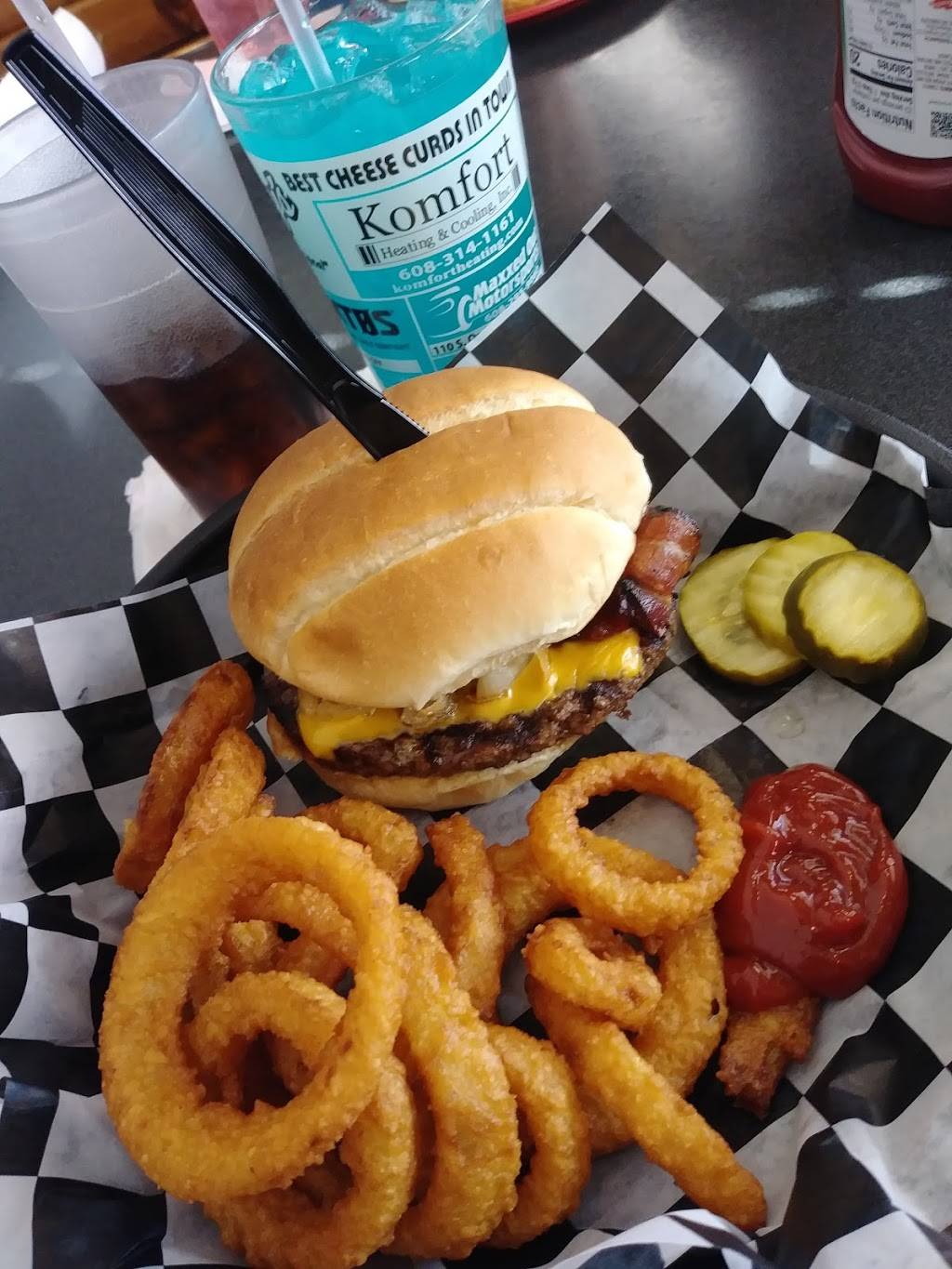 Barkleys Burgers, Brews & Dawgs | restaurant | 2710 W Court St, Janesville, WI 53548, USA | 6085634481 OR +1 608-563-4481