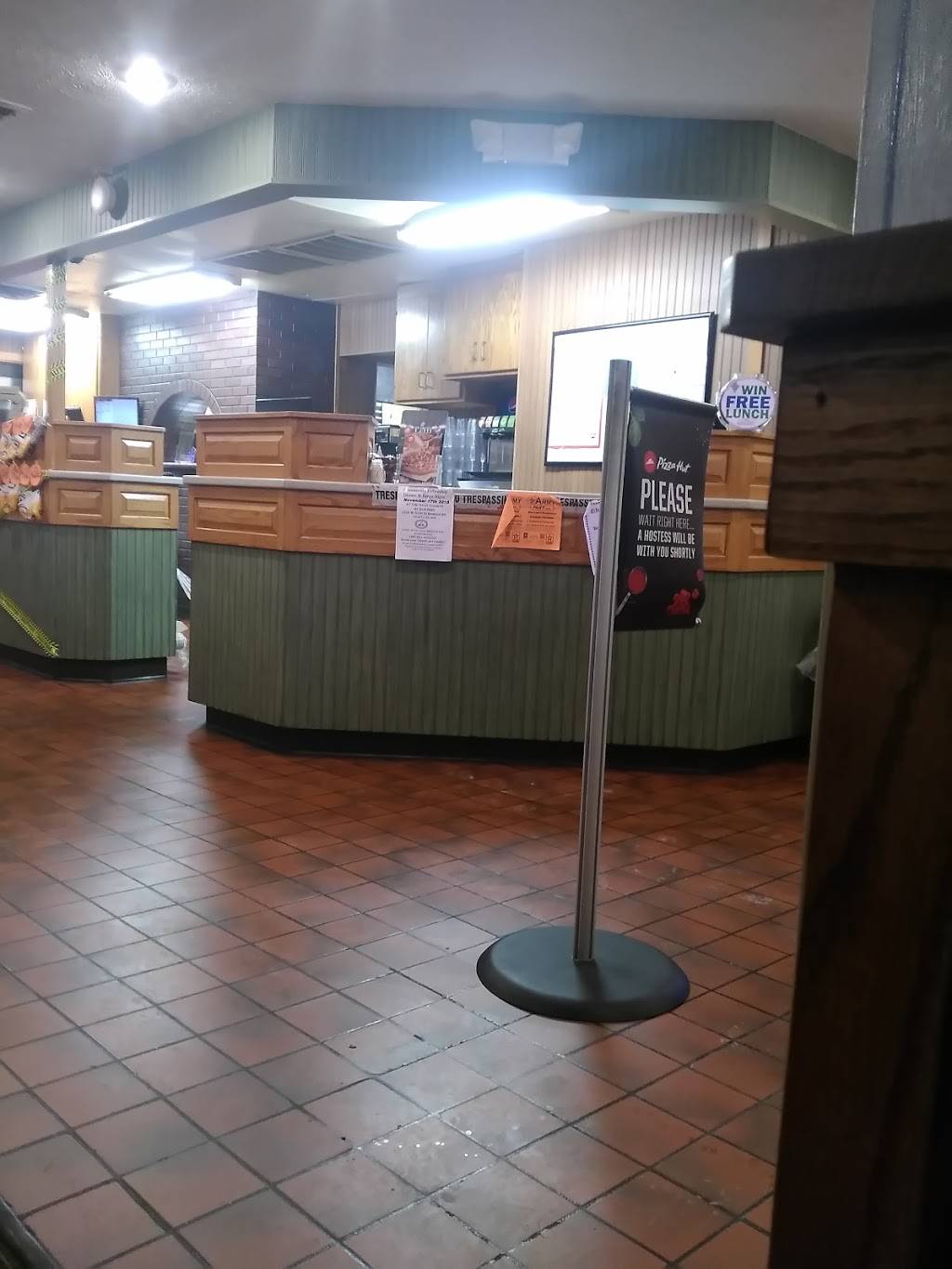 Pizza Hut | meal takeaway | 2400 N 6th St, Beatrice, NE 68310, USA | 4022283317 OR +1 402-228-3317