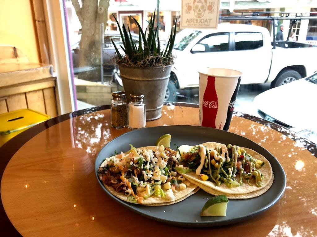 Dillys Taqueria | restaurant | 12 Circuit Ave, Oak Bluffs, MA 02557, USA | 5086879171 OR +1 508-687-9171