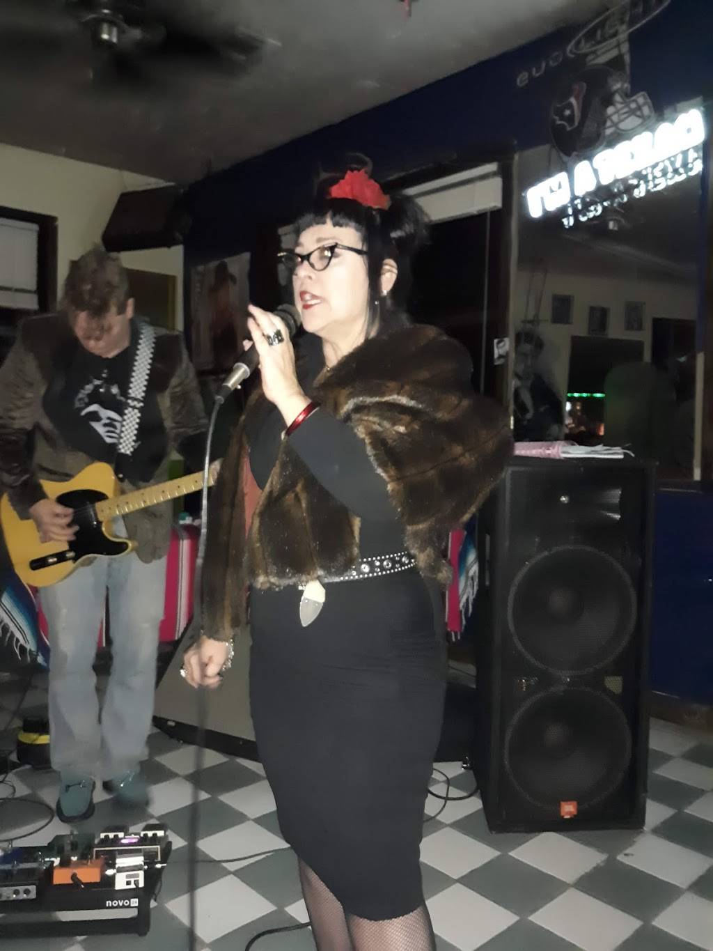 Saras Ice House | restaurant | 4003 N Main St, Houston, TX 77009, USA | 8324410078 OR +1 832-441-0078