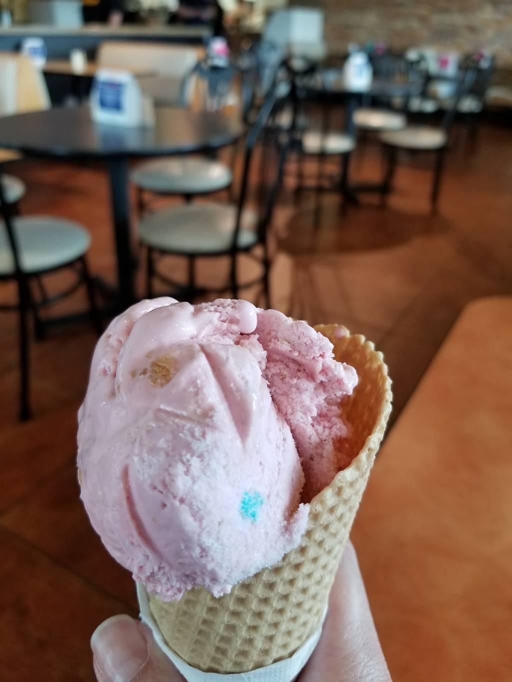 Braums Ice Cream & Burger Restaurant | restaurant | 2001 NW 164th St, Edmond, OK 73012, USA | 4053414542 OR +1 405-341-4542