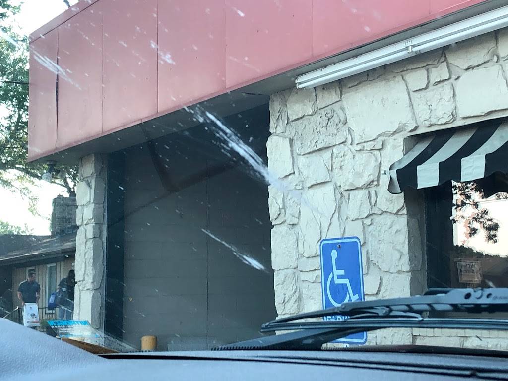 Dog-N-Shake | restaurant | 8800 W Maple St, Wichita, KS 67209, USA | 3167223971 OR +1 316-722-3971