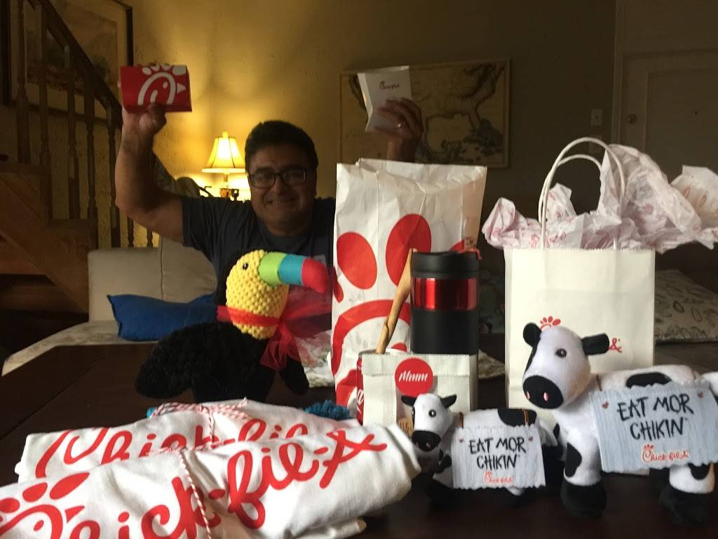 Chick-fil-A | restaurant | 3040 W Mockingbird Ln, Dallas, TX 75235, USA | 2147363866 OR +1 214-736-3866