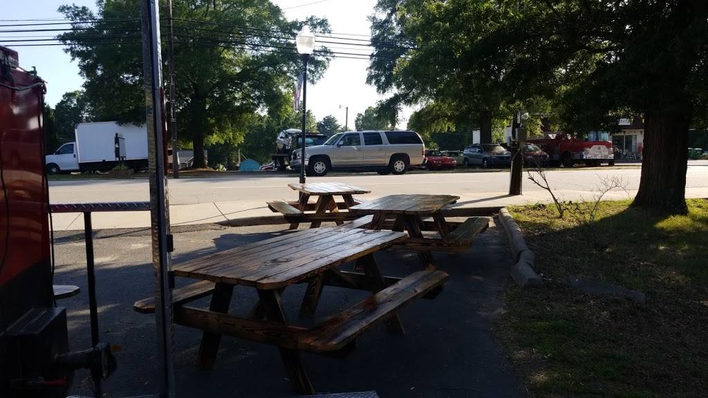 Delta Blues BBQ | restaurant | 402 N Main St, Oakboro, NC 28129, USA | 7046684321 OR +1 704-668-4321