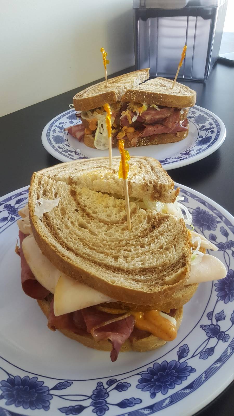 East Meats West Halal | restaurant | 2399 Cawthra Rd, Mississauga, ON L5A 2W9, Canada | 9052790361 OR +1 905-279-0361