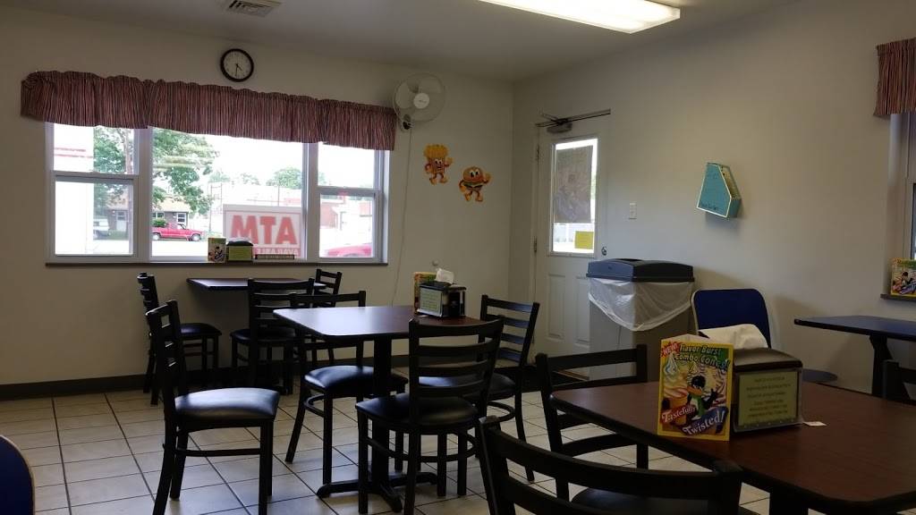 Village Drive-In | restaurant | 212 S Washington St, Bunker Hill, IL 62014, USA | 6185853113 OR +1 618-585-3113