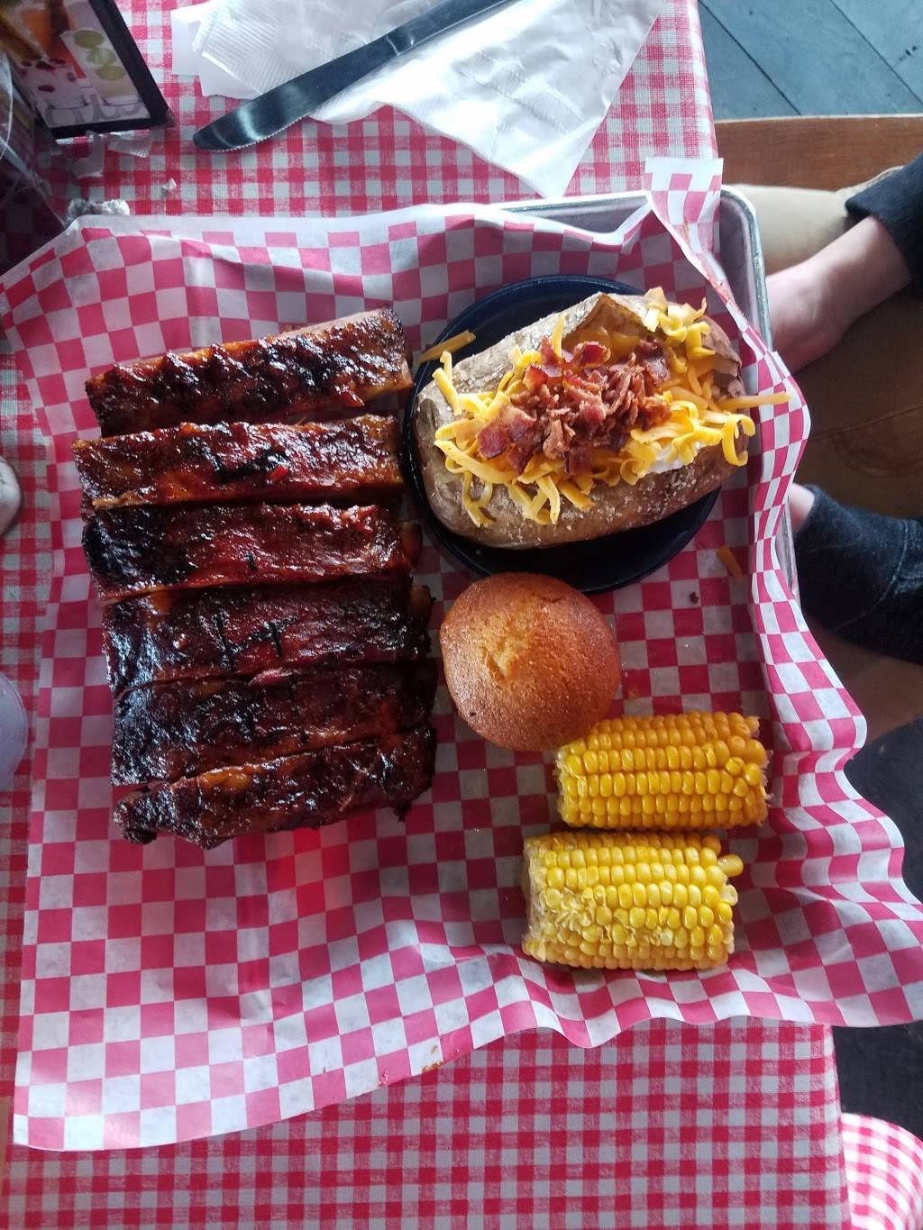 Famous Daves Bar-B-Que | restaurant | 900 S Park St, Madison, WI 53715, USA | 6082869400 OR +1 608-286-9400