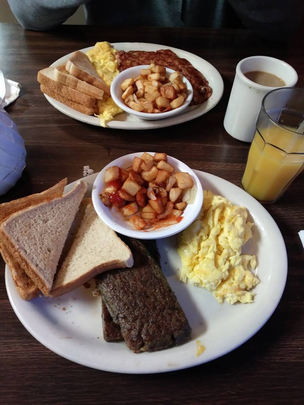 Daytons Restaurant | restaurant | 909 Snow Hill Rd, Salisbury, MD 21804, USA | 4105482272 OR +1 410-548-2272