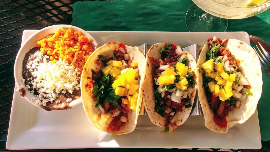 Cocina TARASCAS Mexican Restaurant | restaurant | 2585 N Clark St, Chicago, IL 60614, USA | 7735492595 OR +1 773-549-2595