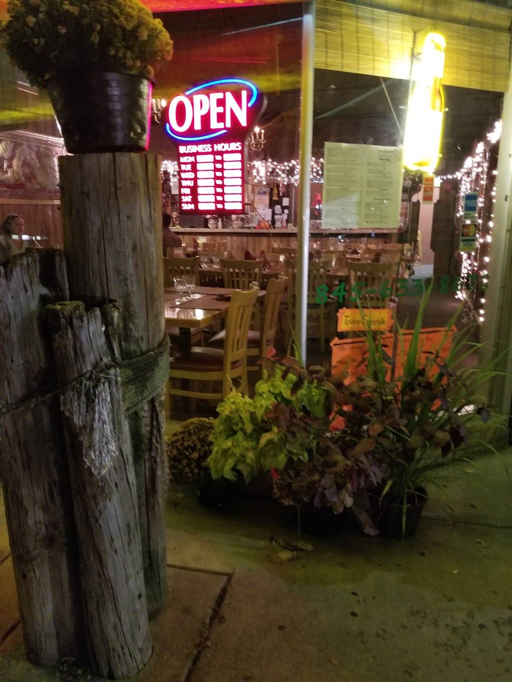 Lemongrass | restaurant | 125 Main St, New Paltz, NY 12561, USA | 8456338678 OR +1 845-633-8678