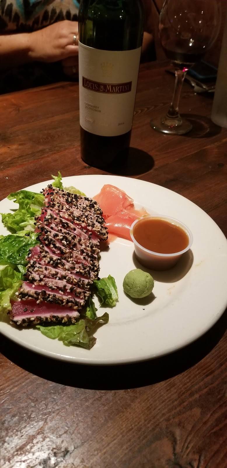 GINOs Restaurant & Bar | restaurant | 10006 Armenia Ave. North, Tampa, FL 33612, USA | 8139331089 OR +1 813-933-1089