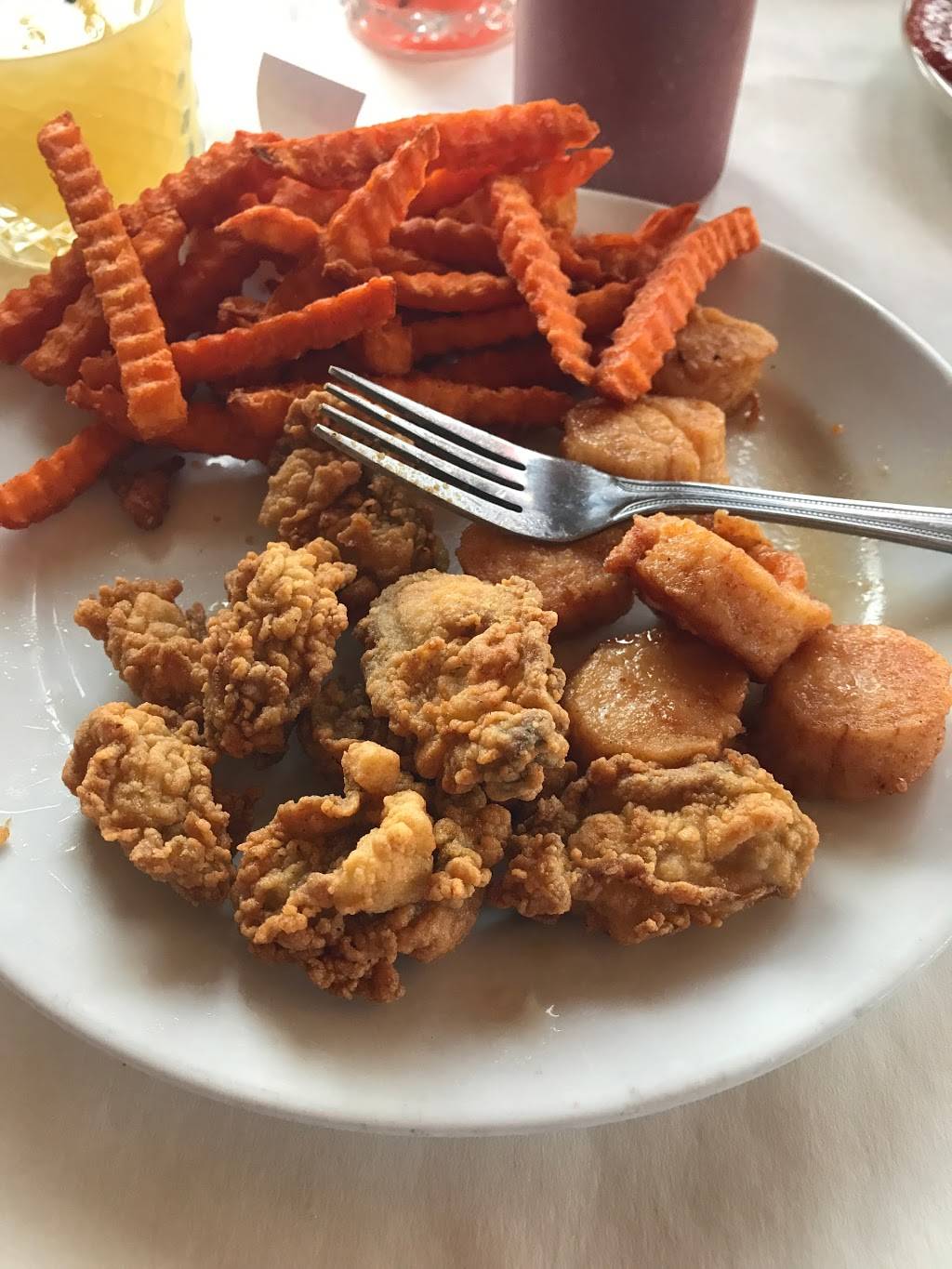 Sharkys Restaurant | restaurant | 61 Causeway Dr, Ocean Isle Beach, NC 28469, USA | 9105799177 OR +1 910-579-9177