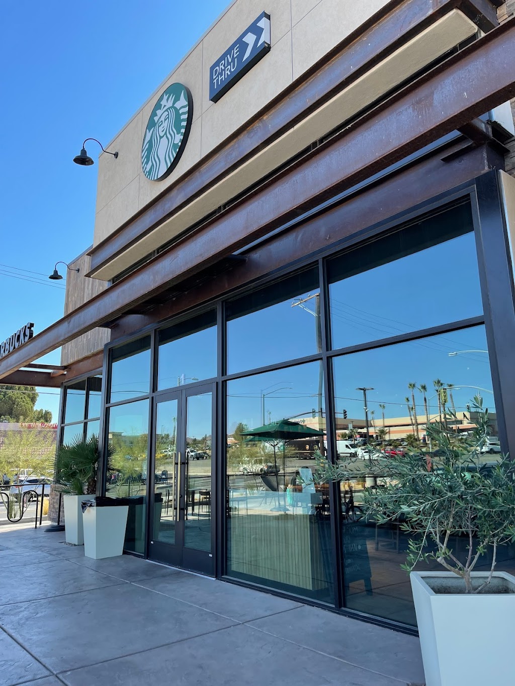 Starbucks | cafe | 18165 CA-18, Apple Valley, CA 92307, USA | 7609535257 OR +1 760-953-5257