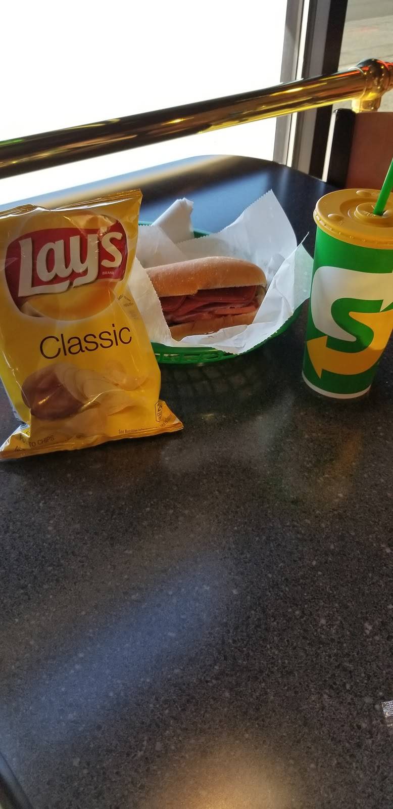 Subway | restaurant | 712 E Broadway, Alton, IL 62002, USA | 6184631028 OR +1 618-463-1028