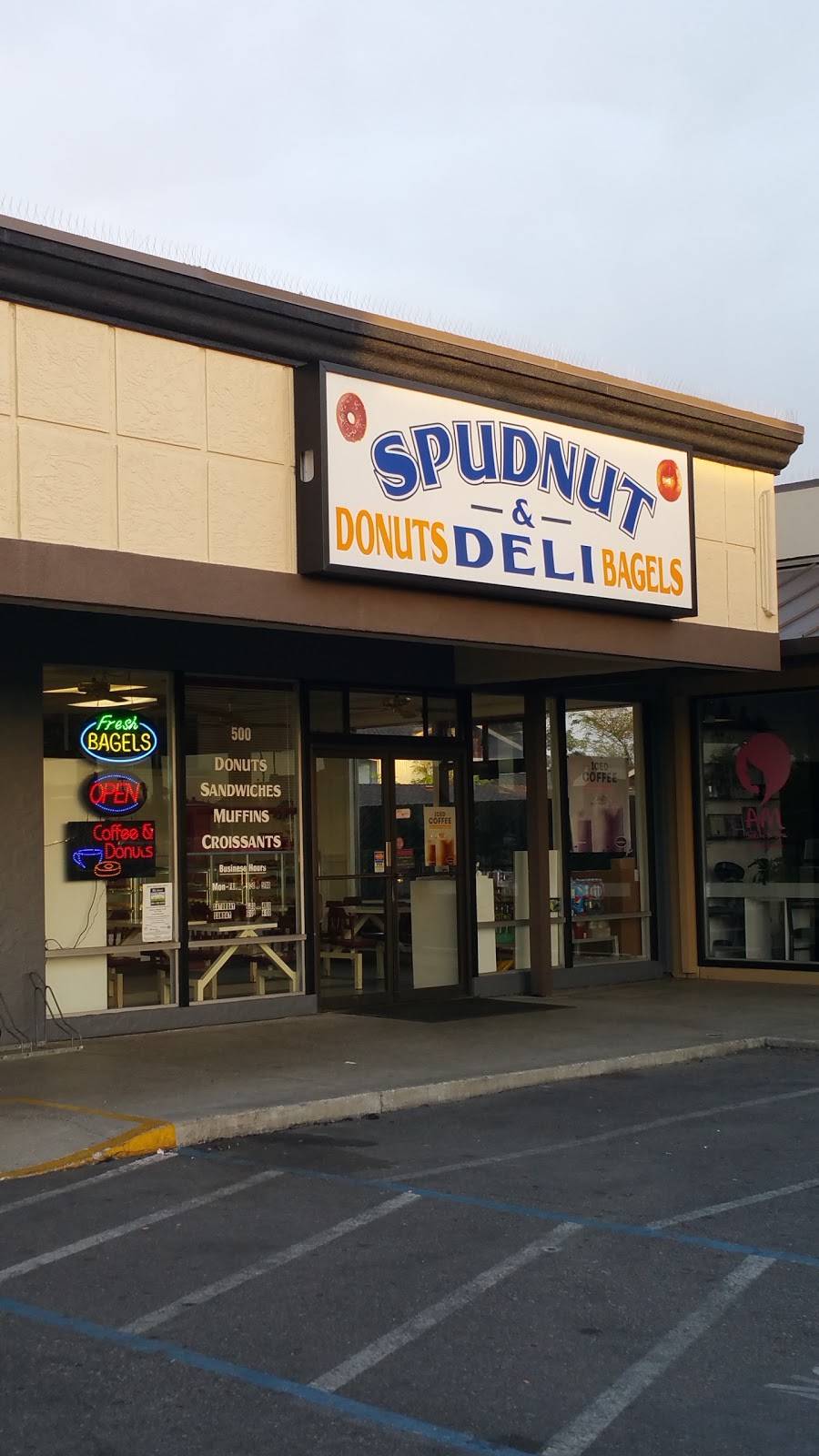 Spudnuts Donuts | bakery | 500 Tres Pinos Rd, Hollister, CA 95023, USA | 8316370555 OR +1 831-637-0555