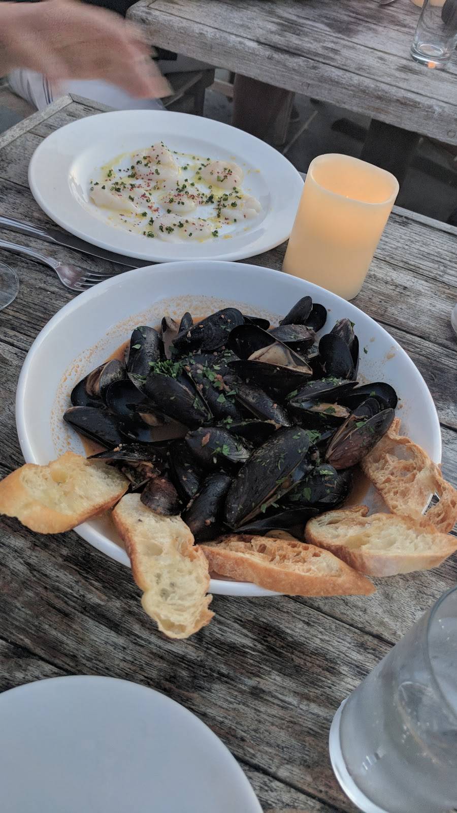 Mobys | restaurant | 295 Three Mile Harbor Hog Creek Rd, East Hampton, NY 11937, USA | 6313292800 OR +1 631-329-2800