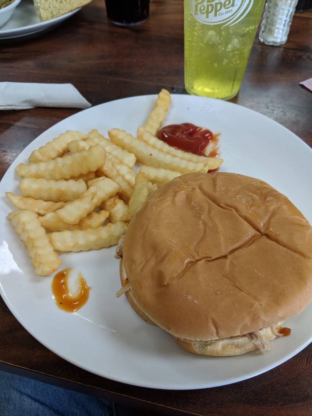 4 Little Pigs BBQ | restaurant | 198 W 5th St, Benton, KY 42025, USA | 2705279471 OR +1 270-527-9471