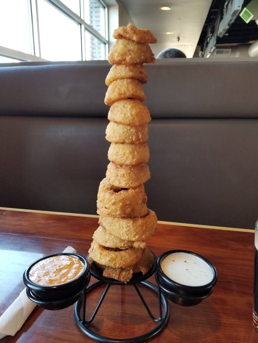 Hooters | restaurant | 8334 S Willow St, Lone Tree, CO 80124, USA | 3039964668 OR +1 303-996-4668