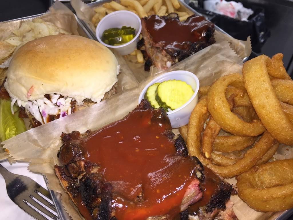 The Iron Pig Smokehouse | restaurant | 143 W Main St, Gaylord, MI 49735, USA | 9894482065 OR +1 989-448-2065