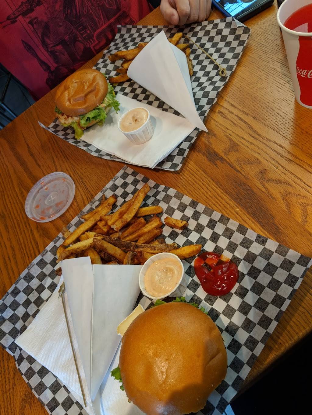 Pomme frite Burger Gourmet | restaurant | 19 Rue Blainville O, Sainte-Thérèse, QC J7E 1X1, Canada | 4509518519 OR +1 450-951-8519