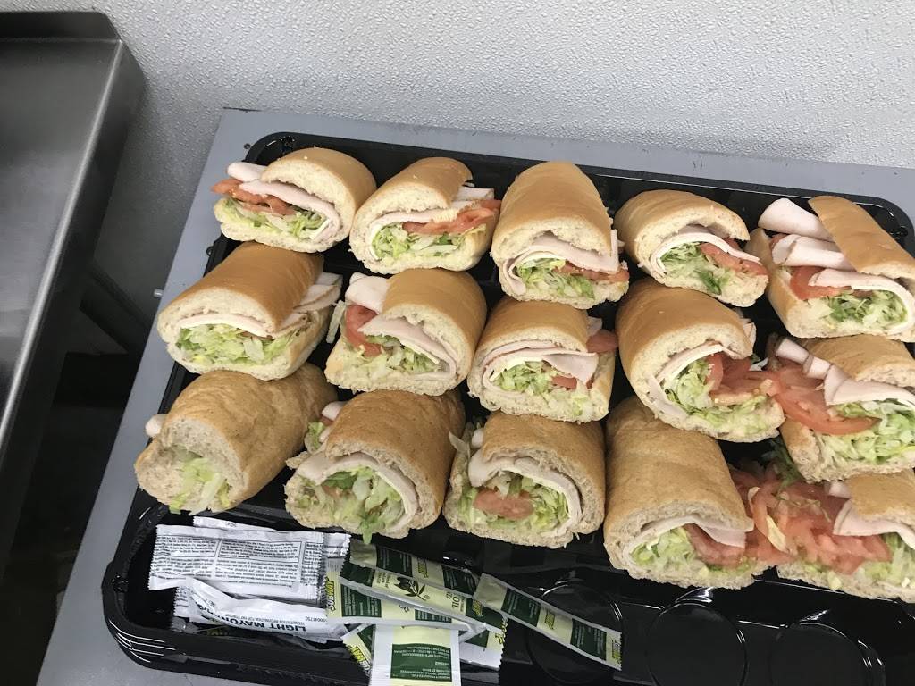 Subway | meal takeaway | 4600 E Roosevelt Blvd Bldg G, Philadelphia, PA 19124, USA | 2152883594 OR +1 215-288-3594