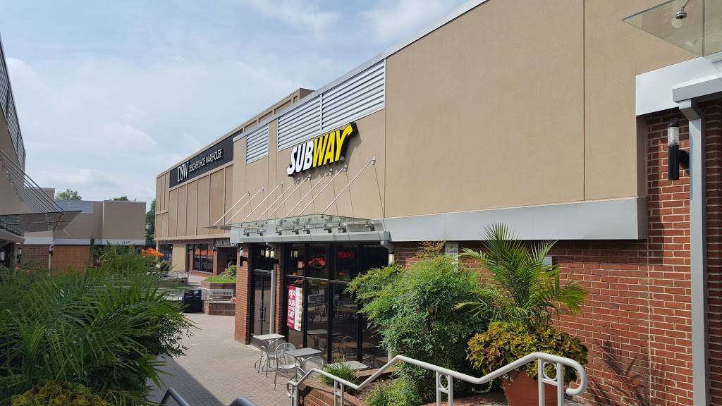 Subway Restaurants | restaurant | Georgetown Square Shopping Center, 10400 Old Georgetown Rd, Bethesda, MD 20814, USA | 3014934174 OR +1 301-493-4174