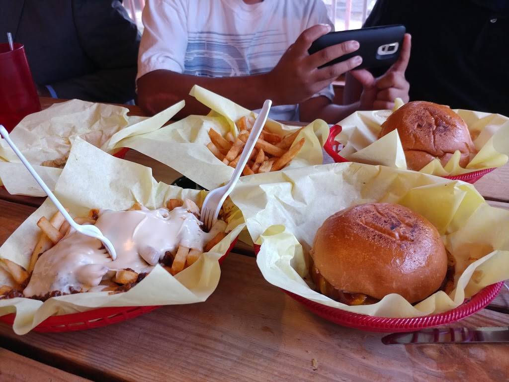 Chunkys Burger | restaurant | 4602 Callaghan Rd, San Antonio, TX 78228, USA | 2104339960 OR +1 210-433-9960